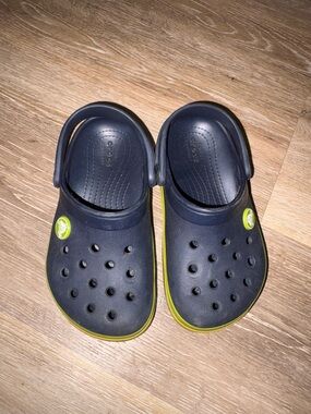 Crocs Kids Classic Clogs in Navy with Lime Trim